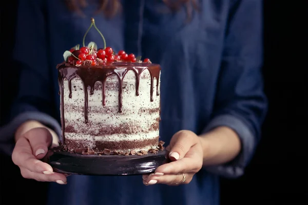 Meyveli pasta tutan kadın