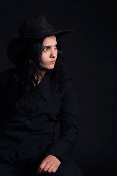 kovboy şapkalı bir kadın