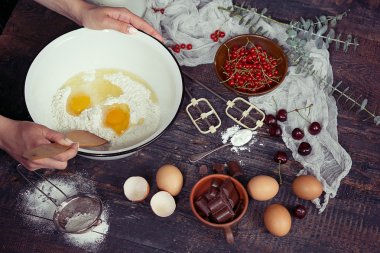 Meyve ve rustik mutfakta çikolatalı kek için malzemeler; seçici odak