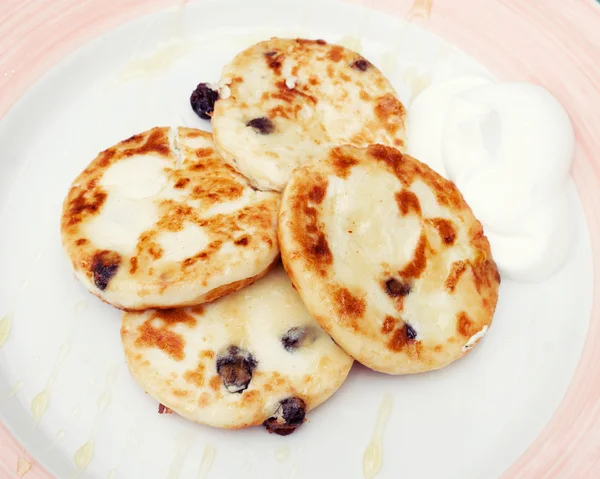 Kuru üzüm ile süzme peynir kek fırından yeni çıkmış; ekşi krema ve bal ile