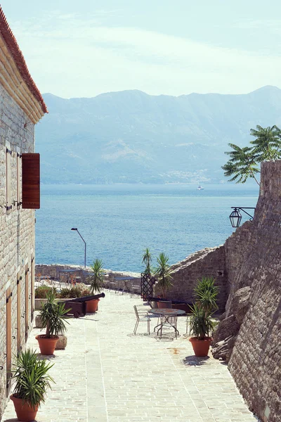 Dentro de la ciudad vieja de Budva, Montenegro — Foto de Stock