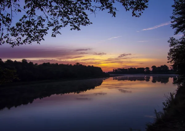 Nehirde gün doğumu