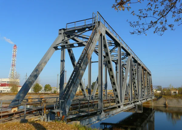 Soğutma su birikintisi köprüde