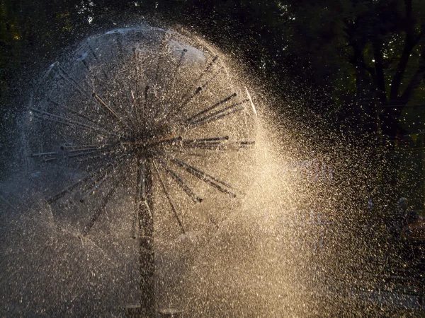 Sphärische Wasserfontäne — Stockfoto