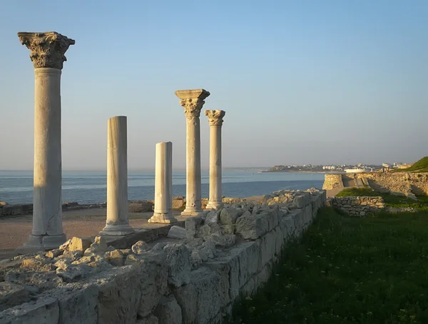 Yunan bazilikanın antik sütunlar