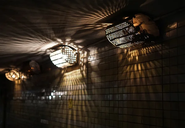 eski elektrik lambaları yeraltı 