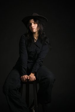 kovboy şapkalı bir kadın