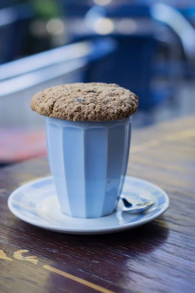 Xícara de cappuccino com biscoito de aveia — Fotografia de Stock