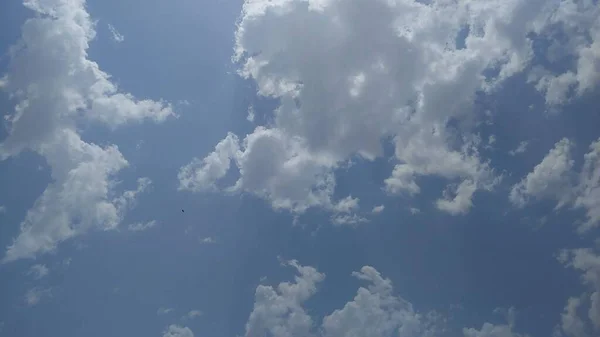 夏の青空雲グラデーションライト白の背景 太陽の下で美しさをクリア曇り穏やかな明るい冬の空気の背景 環境の中で悲観的な鮮やかなシアン風景日水平線のスカイラインビュー春の風 — ストック写真