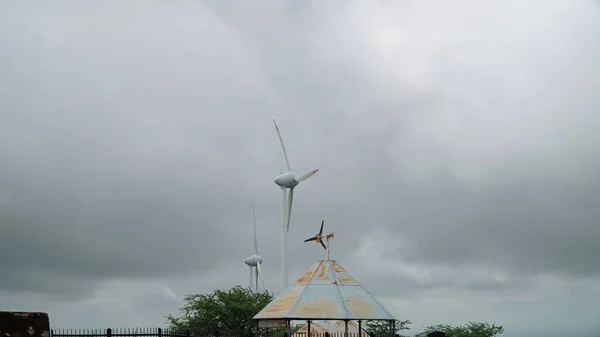 Windmolens Voor Elektriciteitsopwekking Die Alternatieve Milieuvriendelijke Groene Energie Produceren Voor — Stockfoto