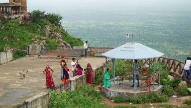Harshnath Tapınağı 'nın yanında Harshnath, Sikar, Rajasthan, Hindistan' da dağların tepesinde bulunan eski tarzda bir tapınak inşa edildi..