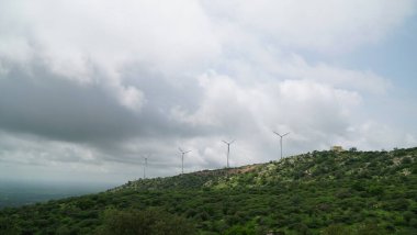 Dağlarda rüzgar türbinleri