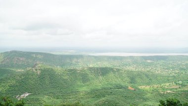 Romanya 'nın güzel kırsal kesiminin manzarası. Güneşli bir öğleden sonra. Dağlardaki harika bahar manzarası. Çimen tarlaları ve yuvarlanan tepeler. kırsal manzara