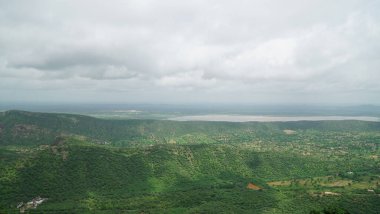 Romanya 'nın güzel kırsal kesiminin manzarası. Güneşli bir öğleden sonra. Dağlardaki harika bahar manzarası. Çimen tarlaları ve yuvarlanan tepeler. kırsal manzara