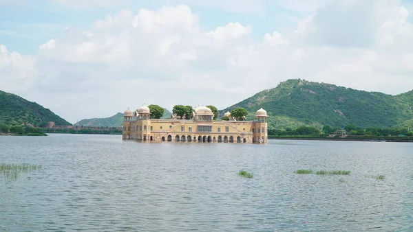 日航泰姬陵水宫殿在人的中间萨加尔湖在斋浦尔拉贾斯坦邦印度 — 图库照片