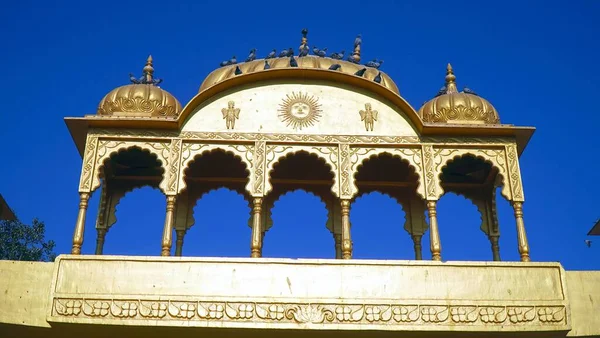 Pájaros Sentados Cúpula Dorada Del Templo —  Fotos de Stock