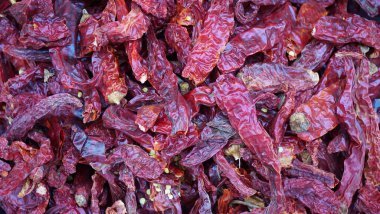 Beyaz arka planda kurutulmuş kırmızı biberli kurutulmuş Tayland biberleri beyaz arka planda izole edilmiş yemek arkaplanı dokusu olarak.