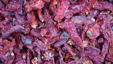 Beyaz arka planda kurutulmuş kırmızı biberli kurutulmuş Tayland biberleri beyaz arka planda izole edilmiş yemek arkaplanı dokusu olarak.