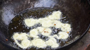 Popüler Hint çölünü tatlı yapmak ya da kızartmak. Hint sokak yemeklerinden jilebi yapmak, şekerli şuruba batırmadan önce Maida veya un hamuru kızartmak.