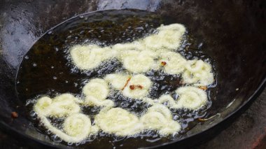 Popüler Hint çölünü tatlı yapmak ya da kızartmak. Hint sokak yemeklerinden jilebi yapmak, şekerli şuruba batırmadan önce Maida veya un hamuru kızartmak.