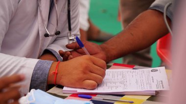 Sikar, Rajasthan, Hindistan - 28 Haziran 2020: Kan bağışı kampındaki kan basıncını ölçen doktor, Coronavirus sırasındaki bağış