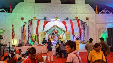 Hindu tanrısı Khatu Shyam Baba 'nın putu, Beawar' daki Holi renk festivali öncesinde bahar Fagun Fuarı sırasında bir tapınakta Tanrı Krishna 'nın formu..