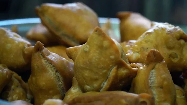Veg Samosa Disajikan Dengan Cabai Hijau Chutney Onion Samosa Goreng — Stok Foto