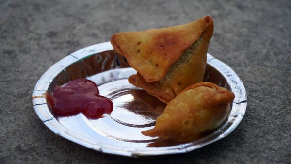 沙莫萨牛肉配上绿辣椒 胡特尼 用蔬菜填饱肚子的油炸萨莫萨饼 木制木板上受欢迎的印度小吃 — 图库照片