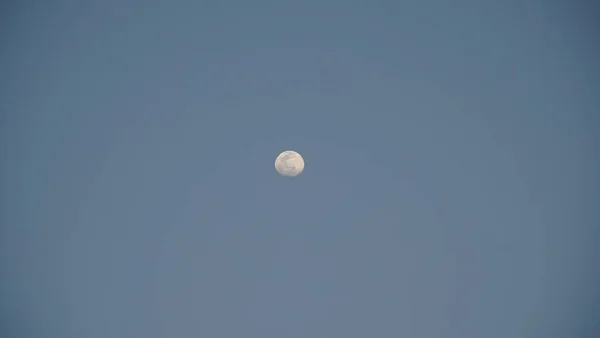 Menutup Bulan Pagi Hari Dengan Latar Belakang Langit Biru Langit — Stok Foto