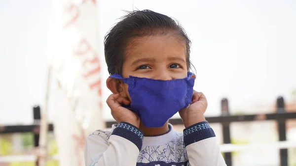 Bambina Maschera Monouso Uno Sfondo Chiaro Protezione Contro Epidemia Virus — Foto Stock