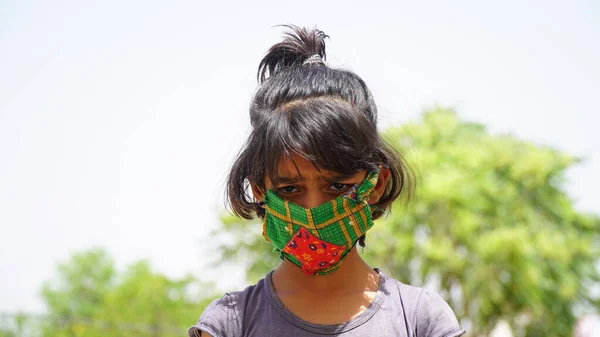 一个戴着一次性面具 背景浅薄的小女孩 中国的病毒传播保护 — 图库照片