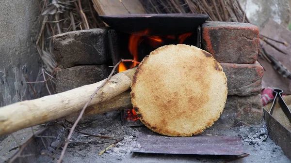 Geleneksel Hint toprağı pişirme ocağı ya da üzerinde siyah renkli dairesel bir kap olan kil soba eski Hint mutfağında yemek pişirme yöntemi.