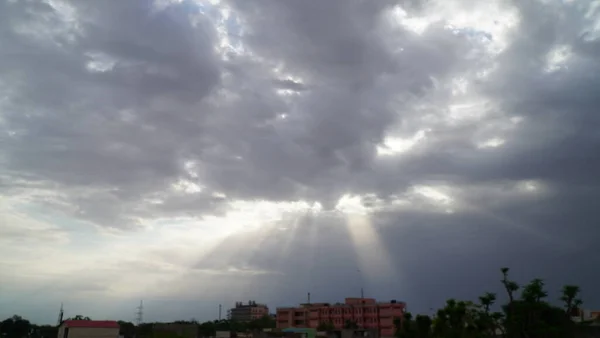 太陽の光で青い空に雲 青空の霞の中のサンビーム 背景や劇的な外観として使用することができます — ストック写真