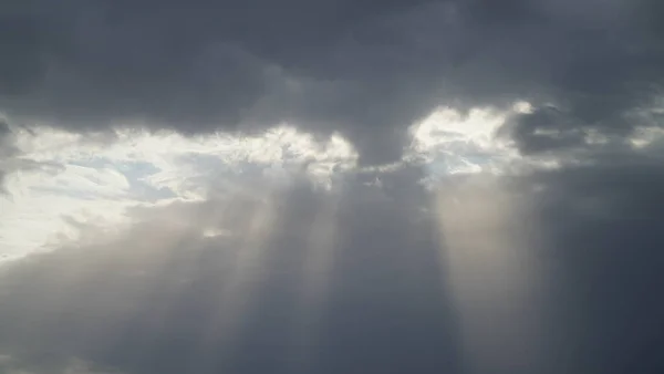 Nubes Cielo Azul Con Rayos Sol Rayo Sol Través Neblina —  Fotos de Stock