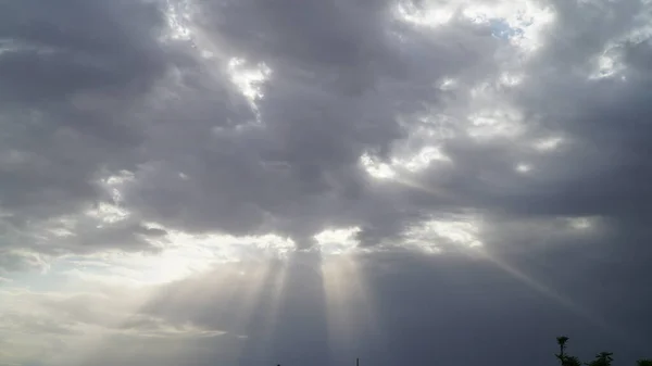 Felhők Kék Égen Napsugarakkal Napsugár Keresztül Köd Kék Lehet Használni — Stock Fotó