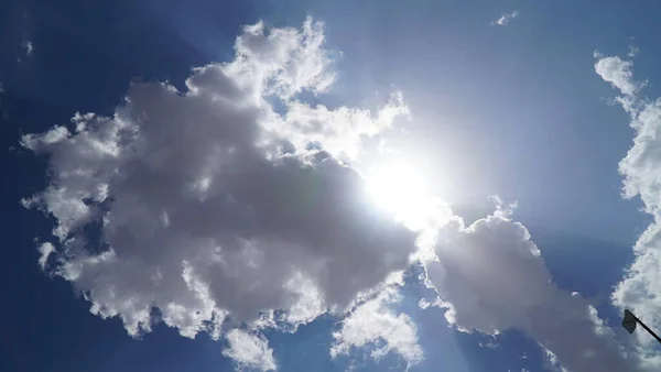 Тучи Голубом Небе Солнечными Лучами Солнечный Свет Сквозь Дымку Голубом — стоковое фото