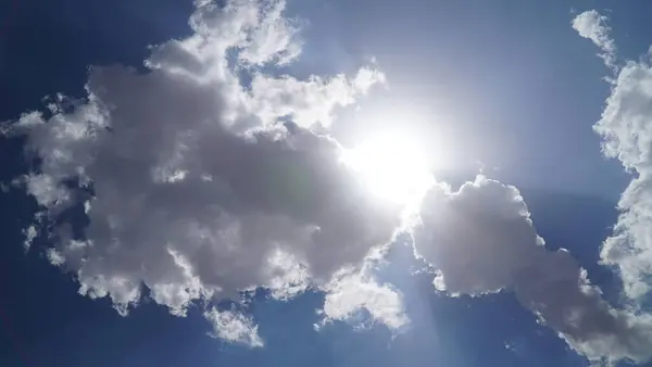 Moln Blå Himmel Med Solstrålar Solstråle Genom Dimman Blå Himmel — Stockfoto