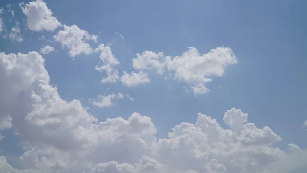 Тучи Голубом Небе Солнечными Лучами Солнечный Свет Сквозь Дымку Голубом — стоковое фото
