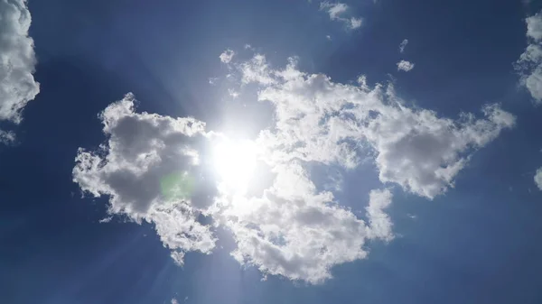 Moln Blå Himmel Med Solstrålar Solstråle Genom Dimman Blå Himmel — Stockfoto