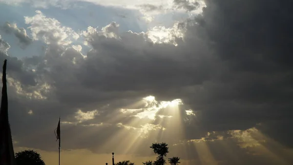 Hermoso Cielo Azul Con Rayos Sol Nubes Rayos Solares — Foto de Stock