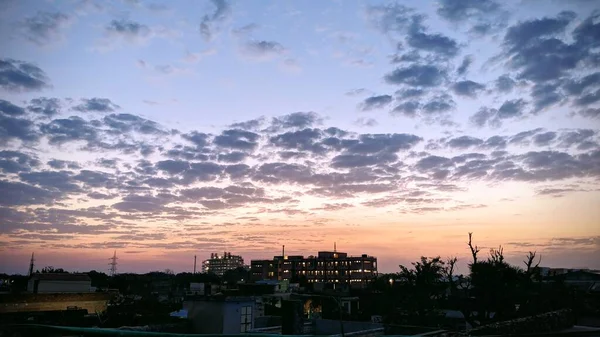 Nublado Rosa Pôr Sol Azul Sobre Silhuetas Escuras Edifícios Cidade — Fotografia de Stock