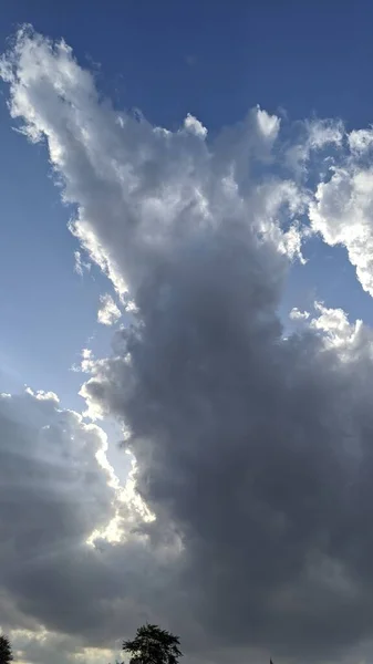 青空に沈む夕日 いくつかの雲と青空 青い空夏の空曇り空 — ストック写真