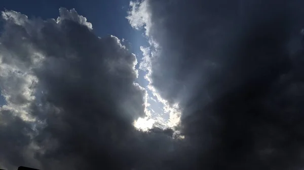 青空に沈む夕日 いくつかの雲と青空 青い空夏の空曇り空 — ストック写真