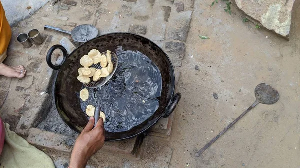 Indian Street Vendor Preparing Making Popular Samosas Filling Vegetarian Ingredients — 图库照片