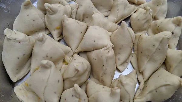 Indian Street Vendor Preparing Making Popular Samosas Filling Vegetarian Ingredients — Stok Foto