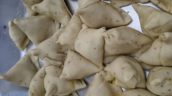 Indian Street Vendor Preparing Making Popular Samosas Filling Vegetarian Ingredients — Stok fotoğraf