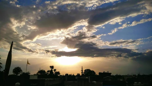 美丽的夕阳西下的天空闪烁着戏剧性的光芒 — 图库照片