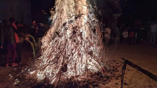 寒冷的夜晚会有熊熊烈火 这不是篝火 而是纪念普拉哈拉德王子的节日晚会 普拉哈拉德王子通过了火试 而她的姑姑Holika幸免于难 — 图库照片