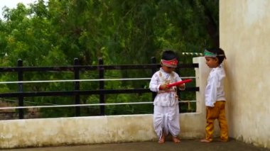 Küçük Krishna Shrikrishna ya da Kanha Kanhaiya gibi giyinmiş sevimli Hintli çocuklar Gokulashtami festivalinde.