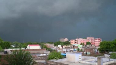 Saçaklardan ve gökten sağanak yağış yağıyor. Yağmur çok şiddetli yağıyor ve çatıda çok su var.